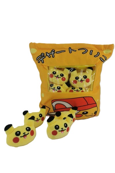 PIKACHU pagalvė. Viduje rasite net 8 antistresinius žaisliukus 46*36cm.